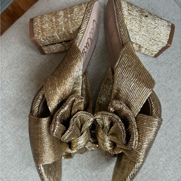 Lulu’s Adorable Gold Bow Heels - Picture 3 of 5